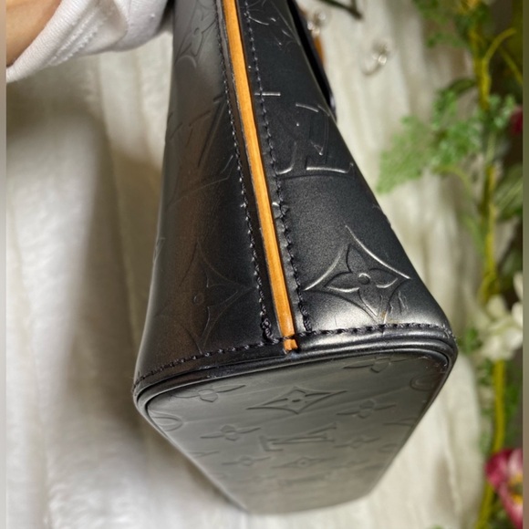 AUTHENTICATED! Pristine Louis Vuitton Gunmetal Matte Vernis Handbag - Picture 3 of 14